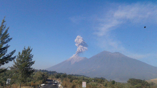 Alertan por caída de ceniza proveniente del Volcán de Fuego