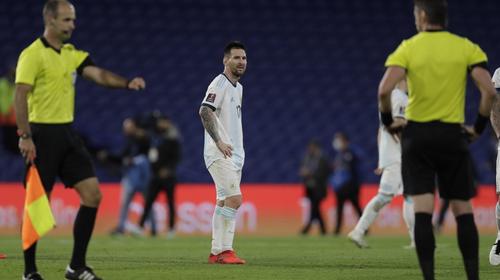 Messi explota contra el árbitro tras anularle un gol por el VAR