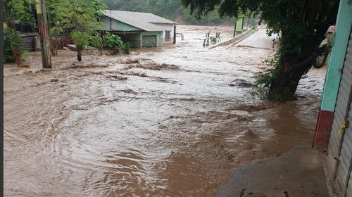 Pobladores de Jocotán salieron antes que sus casas se inundaran 