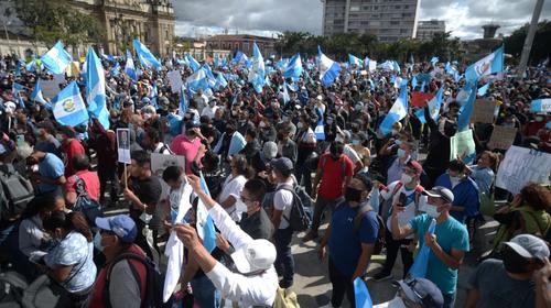 Cientos de personas en la Plaza exigen la renuncia de Giammattei