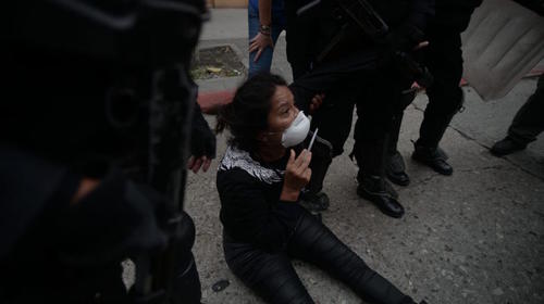 Policía arresta a manifestantes en cercanías del Congreso (video)
