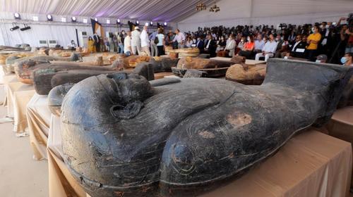 Egipto descubre 59 sarcófagos antiguos con momias intactas dentro