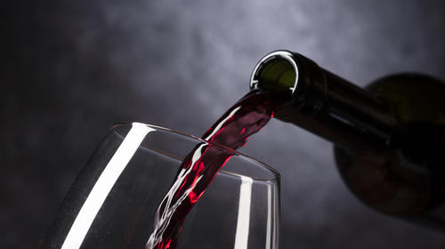 Confinamiento por Covid aumentó consumo de alcohol, según estudio