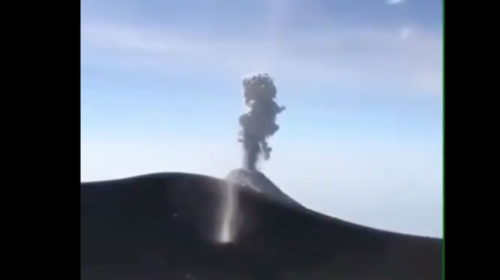 Captan un remolino y una explosión en el volcán de Fuego