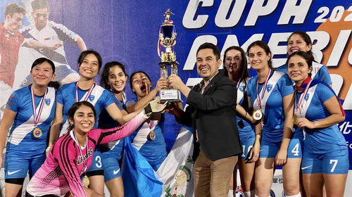 Equipo guatemalteco femenino de fútbol gana copa en Taiwán
