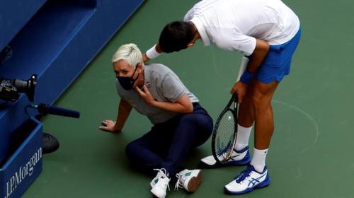 Novak Djokovic le da un pelotazo a jueza y queda descalificado