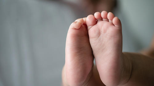 México: Mujer da en adopción a trillizas tras dar a luz