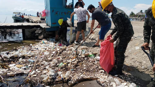 Las imágenes de la basura que llegó a Honduras desde Guatemala