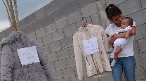 México: Madre intercambia ropa por comida y pañales para su bebé 