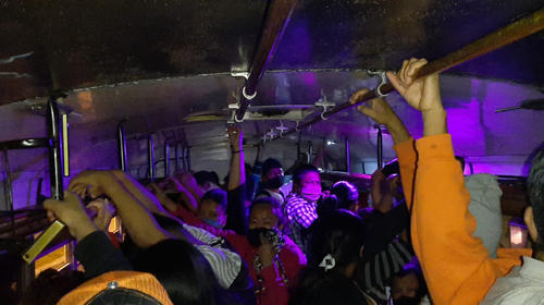 El bus con sobrecarga y sin medidas sanitarias detenido en Mixco