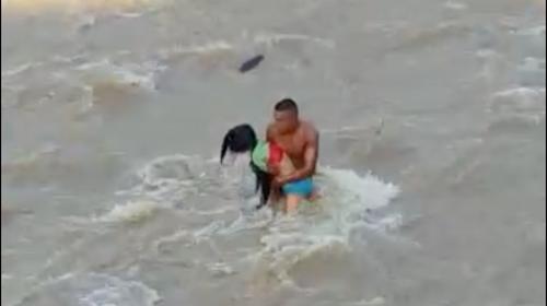 Heroico rescate de niña que era arrastrada por el río Suchiate 