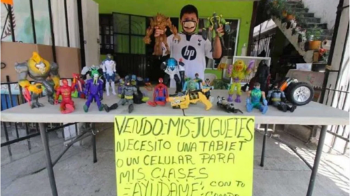 México: Niño vende juguetes para comprar tablet y hacer tareas