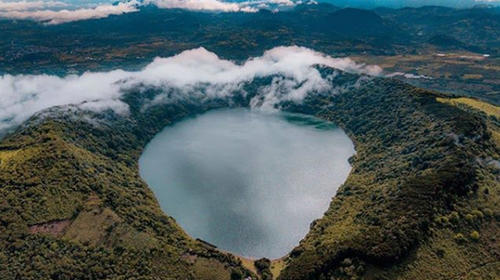 Impresionantes lagunas que están en el cráter de un volcán 
