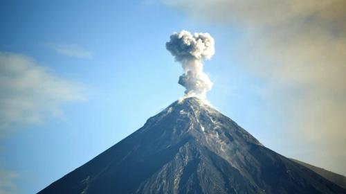 Volcán de Pacaya hace vibrar techos y ventas en casas cercanas 