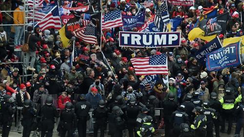 Trump pide a manifestantes que se vayan a casa