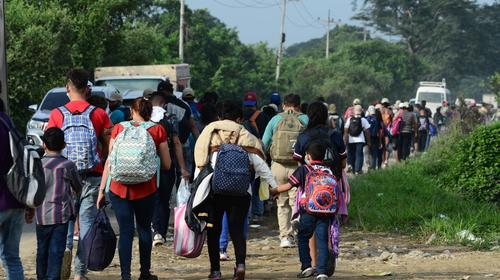 Caravana de migrantes "rompe" cerco en Guatemala y sigue viaje 