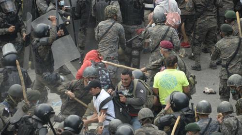 PNC lanza gas lacrimógeno a caravana de migrantes hondureños 