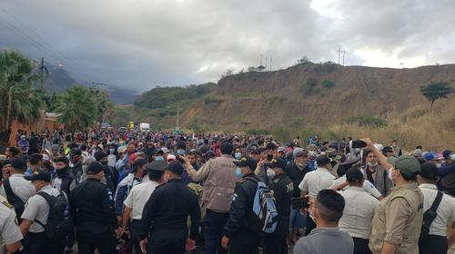 Salvadoreños entran al país y se unen a caravana de hondureños