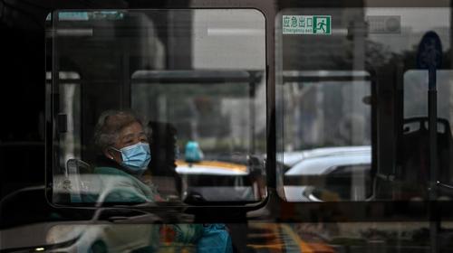Un año después del confinamiento en Wuhan, la pandemia arrecia