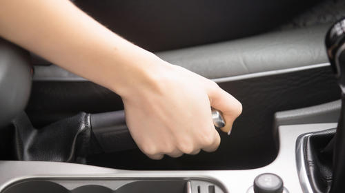 ¿Qué pasa si tratas de detener tu carro con el freno de mano?