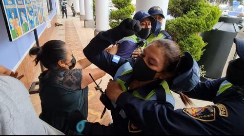 Policía Municipal de Parramos agrede a vecinos y a un periodista