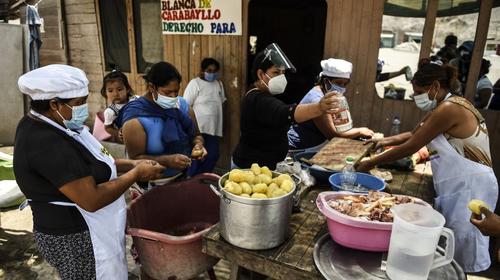 "La gente no tiene qué comer": ollas comunes florecen en Perú
