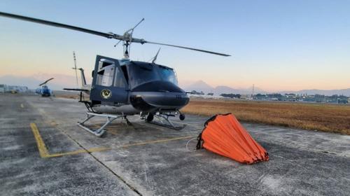El helicóptero que combate incendio en vertedero de Villa Nueva