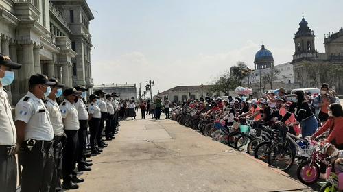 Con bicicletas: Niñas protestan por ola de violencia en Guatemala