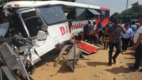 Tragedia en Escuintla: Bus y cabezal chocan en ruta al Pacífico