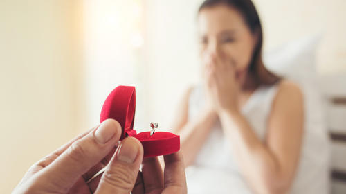Roba anillo de compromiso a su novia para dárselo a la "amante"