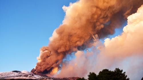 Espectacular erupción del Etna provoca una lluvia de piedras