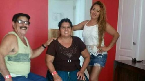 Asesinan a maestra y a sus padres en su casa en El Salvador