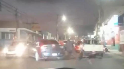 Captan en video un carro que huye con una mujer secuestrada