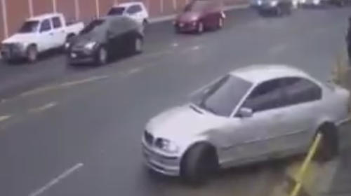 Carro descontrolado choca en carretera a El Salvador (video)