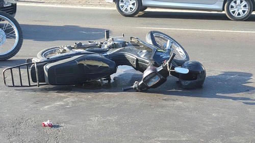 Mujer resulta herida en accidente en su motocicleta (video)