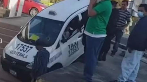 Así fue cómo el taxi se atoró en graderío de la zona 18 (video)