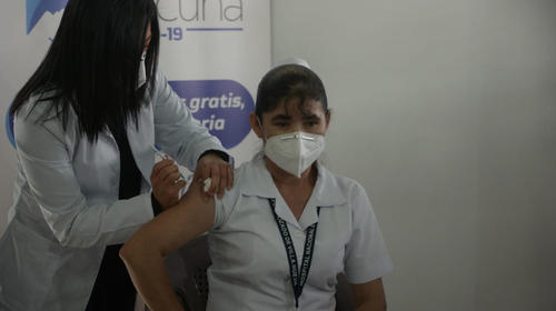 Ella es la primera persona vacunada contra el Covid en Guatemala