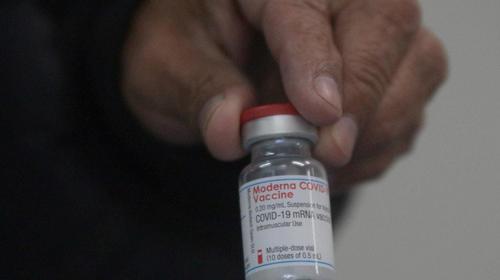 Giammattei denuncia la "desaparición" de un frasco de vacunas
