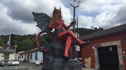 Retiran figura de diabla en Antigua por supuesto irrespeto a la mujer