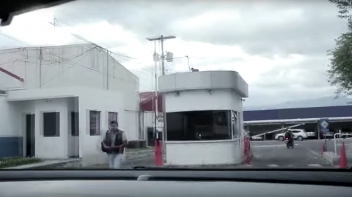 El video del reto del "puyón" en el aeropuerto es un montaje