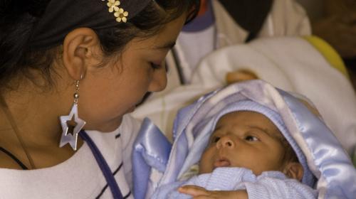 Niñas criando niños: el problema de los embarazos adolescentes