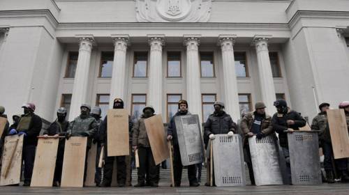 Parlamento ucraniano destituye a presidente y adelanta elecciones