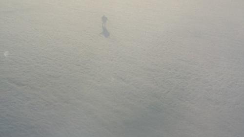Pasajero de avión graba a un gigante que camina por las nubes 
