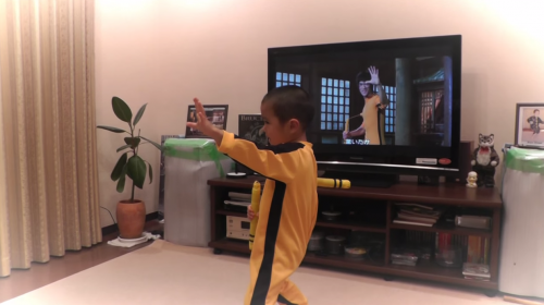 ¡Adorable! Un niño recrea las escenas de Bruce Lee a la perfección