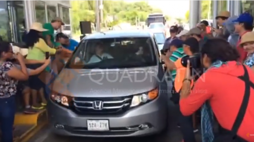 Manifestantes reconocen a Chabelo y le ceden el paso