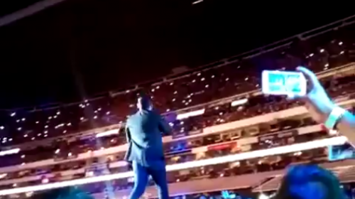 Espinoza Paz protagoniza una aparatosa caída en el escenario