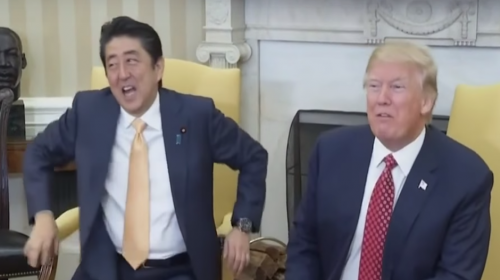 El incómodo apretón de manos de Trump al Primer Ministro japonés
