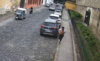 Hombre escapa de ambulancia y corre por las calles de la Antigua