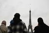 ¡Evacuan Torre Eiffel! Hombre escalaba sin camisa