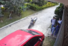 Graban a hombre que asalta a una mujer en un residencial (video)